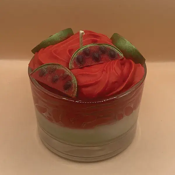 Bougie gourmande parfumée melon pastèque design pastèque dans un recipient transparent couleur de la cire de soja vert et rouge.