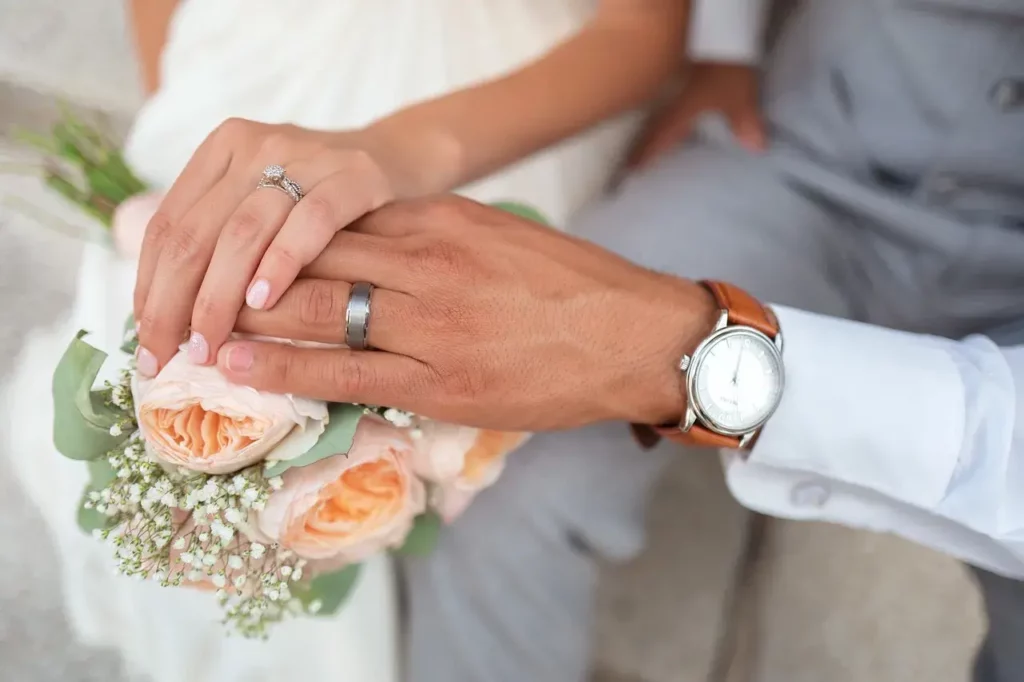Main de mariés pour symbolisé la bougie personnalisée mariage bougie sur mesure pour événement