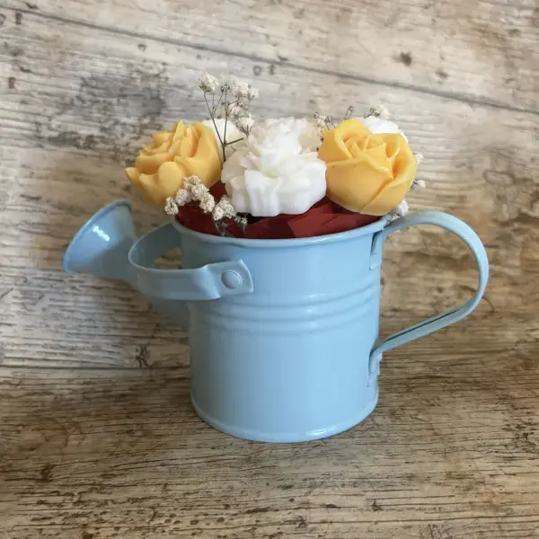 Bouquet fondant parfumé arrosoir bleu face- bouquet parfumé - bouquet fondants parfumés