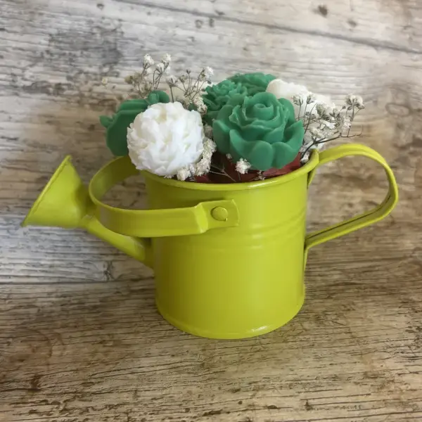 Bouquet fondant parfumé arrosoir vert clair face - bouquet bougie parfumé - bouquet fondants parfumésBouquet fondant parfumé arrosoir vert clair face - bouquet bougie parfumé - bouquet fondants parfumés